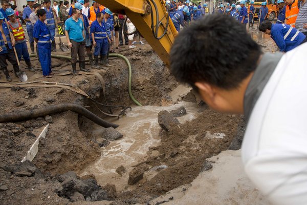 Burst water pipe floods Beijing street