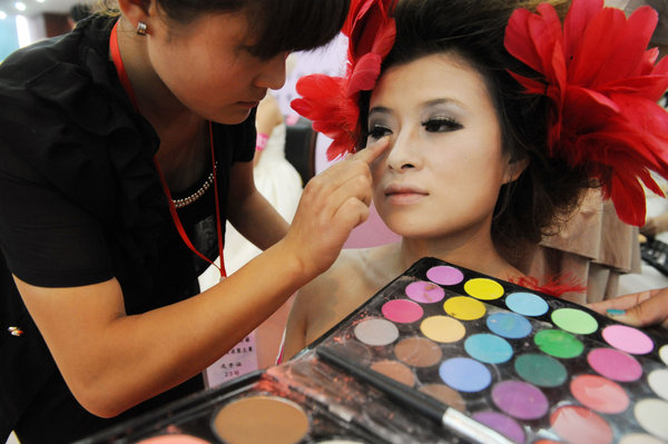 Bridal makeup contest held in E China