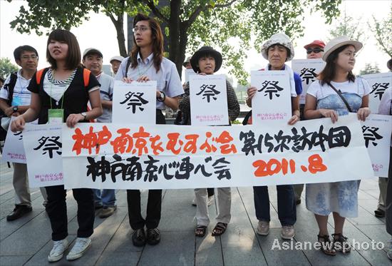 Japanese mourn Nanjing Massacre victims