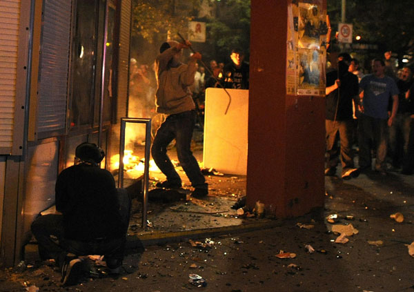 Demonstrators clash with police in Hamburg