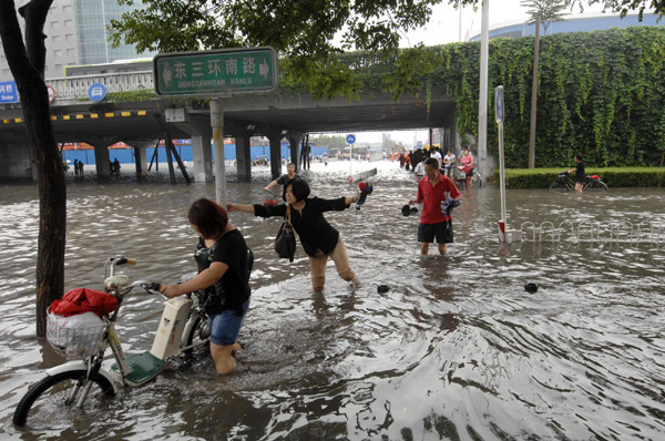 Heavy rain jams up Beijing