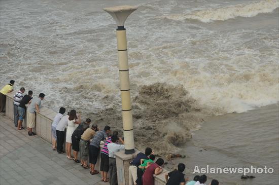 Qiantang River tides injure spectators