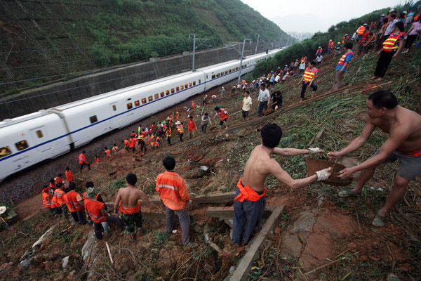 Mudslide halts bullet trains in E China