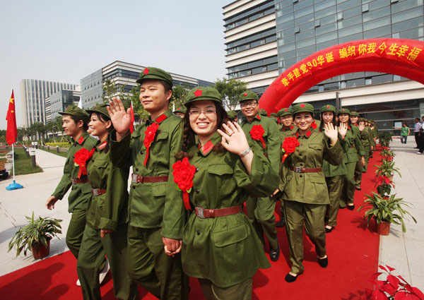 Couples marry in Red Army uniforms