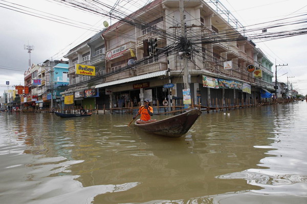 Storm-triggered floods soak Thailand