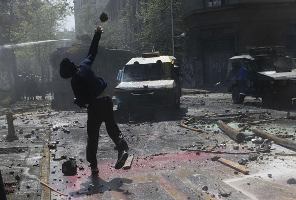 Chile: Students riot demanding education reform