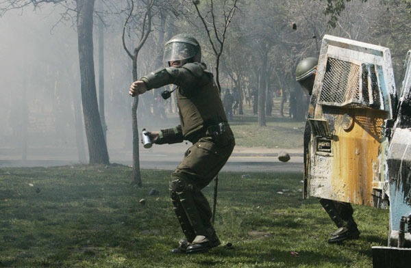 Chile: Students riot demanding education reform