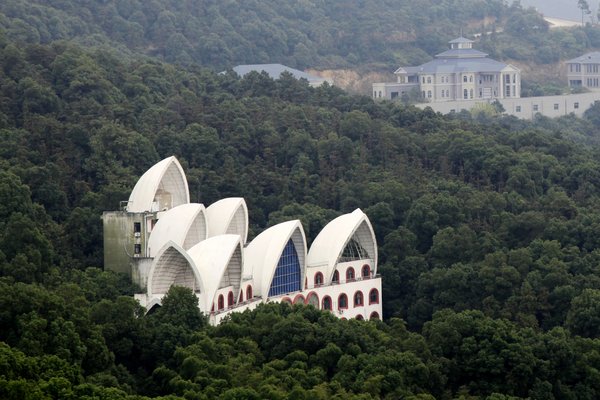 China’s richest village builds famous copies