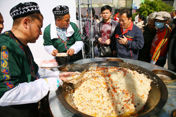 Nanjing bazaar showcases Xinjiang products