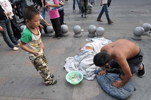 Policeman debunks street begging trick