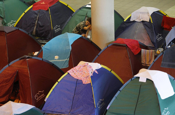 Bangkok flood kills 377, affects 2.2 million