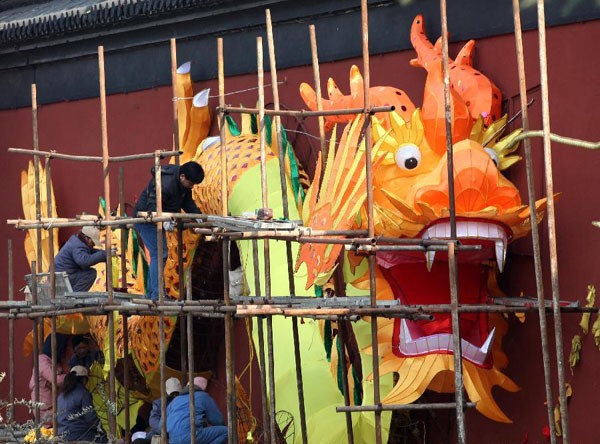 People prepare lanterns for New Year in E China