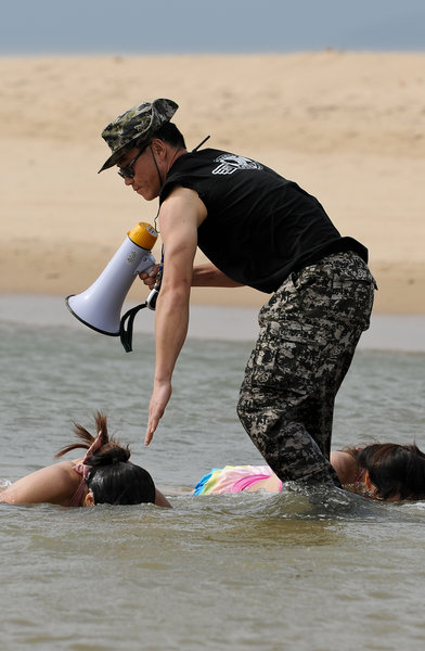 Bodyguard candidates toughen up on the beach