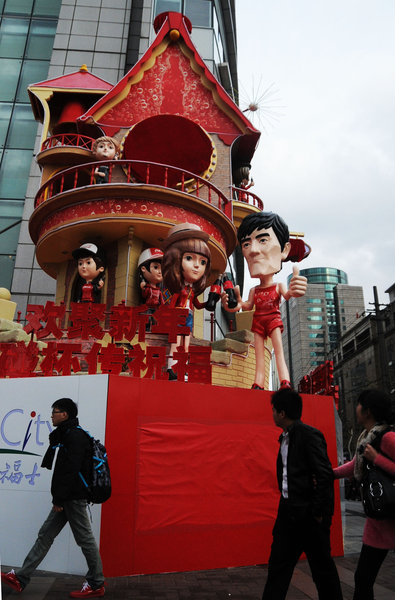 Giant Liu Xiang doll decorates downtown Shanghai