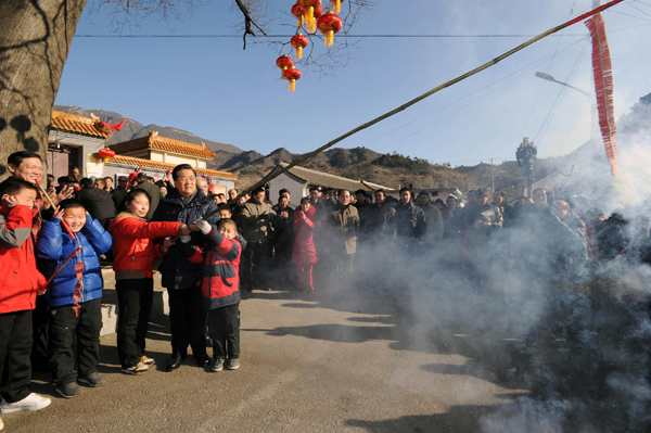 President Hu joins public to celebrate New Year