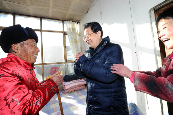 President Hu joins public to celebrate New Year