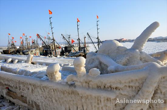 Bohai Sea freezes into massive ice rink