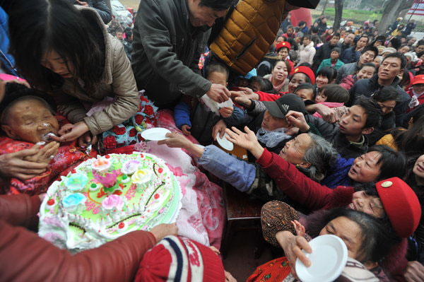 1,000 flock for blessing at 110th birthday feast