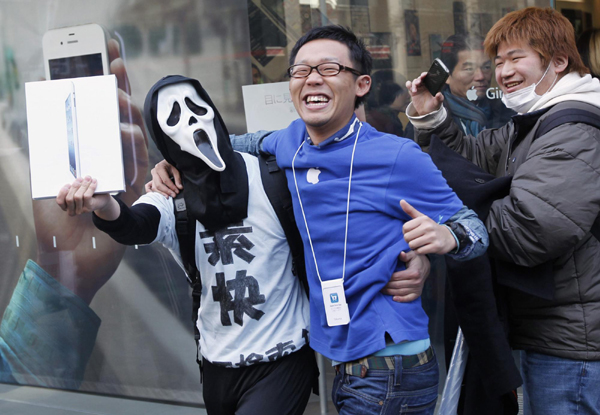 People await sales of the new iPad