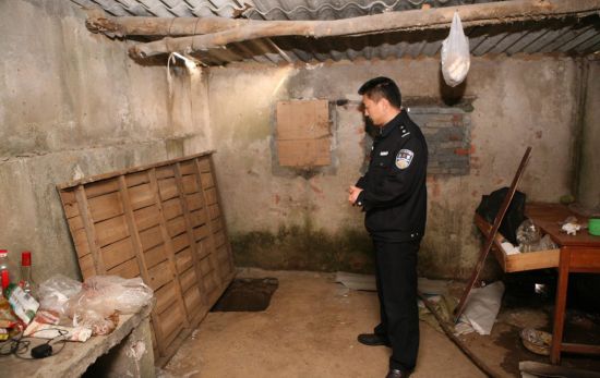 Ancient tomb raiders seized by police