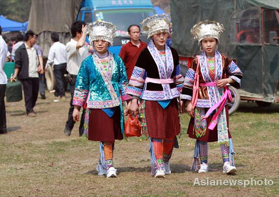 Looking for love at springtime Miao event