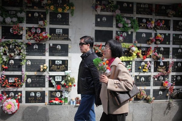 Paying respects at Qingming