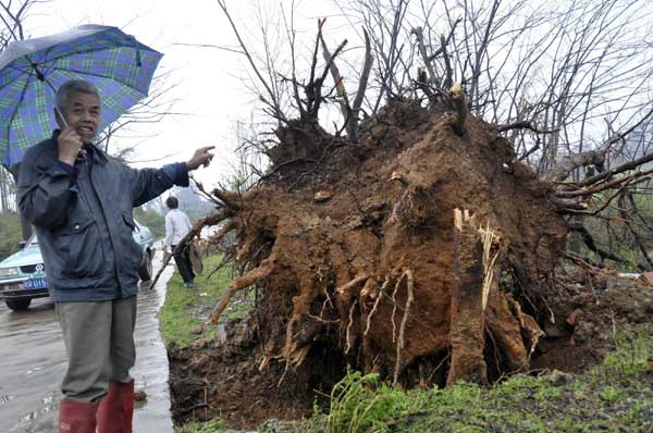 Storm, hail hit South China