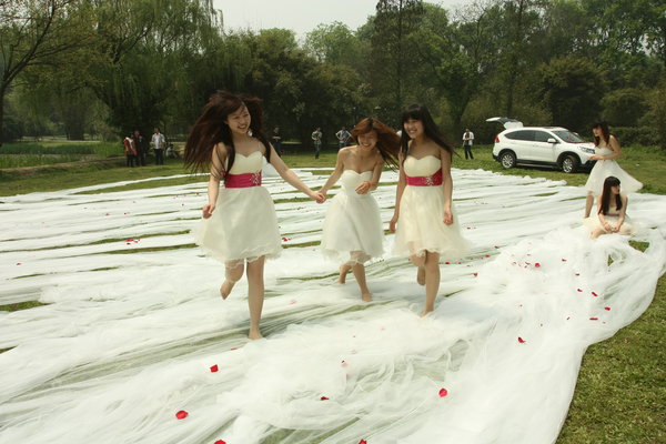 520-meter wedding train says 'I love you'