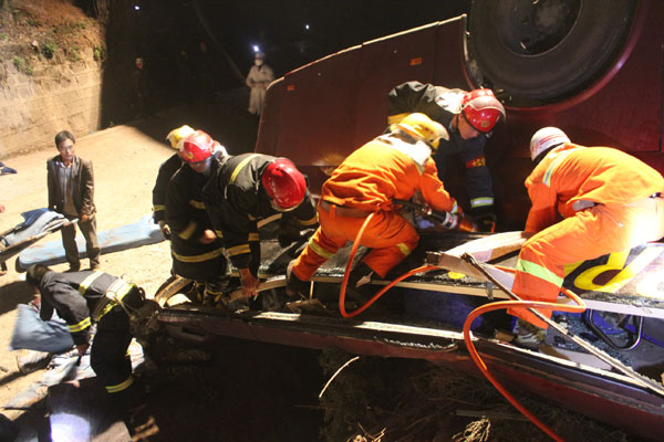 Bus rollover kills 9 in SW China