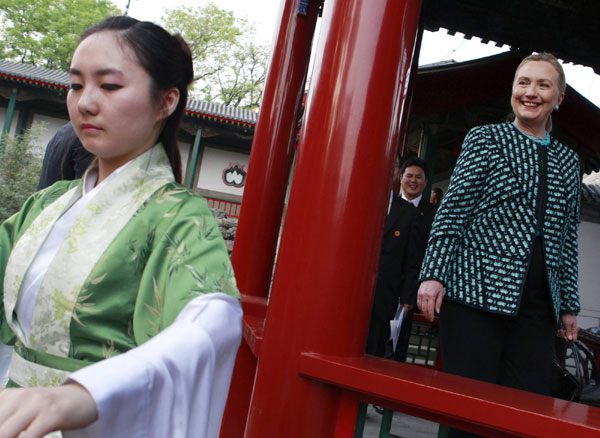 Clinton visits Wanshou Temple