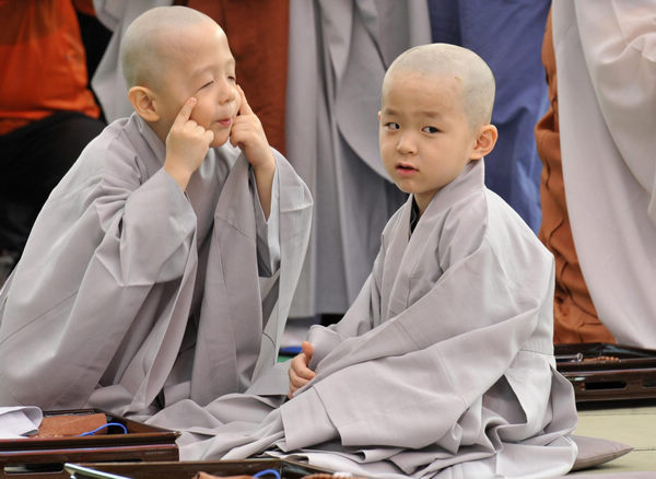 S Korean children experience monks' life