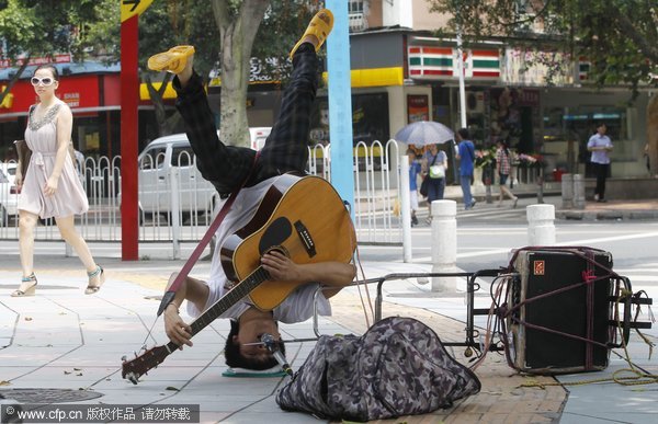 Upside down musician wows crowd