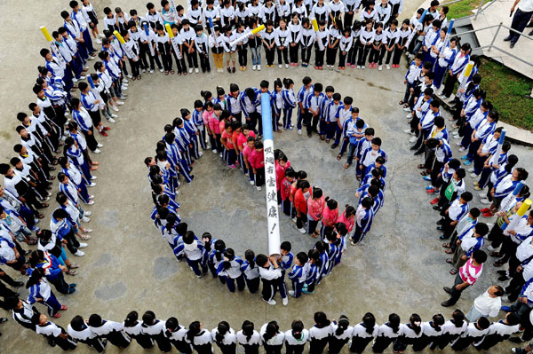 Non-smoking campaign at E China school