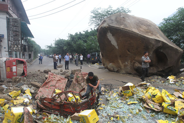 3 injured, 5 cars crushed by falling rocks