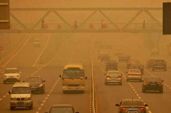 Heavy fog envelops Central China