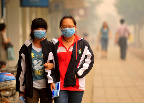 Heavy fog envelops Central China