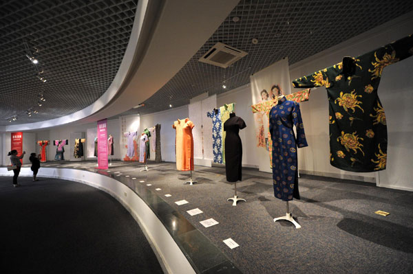 Traditional <EM>qipao</EM> on display in E China