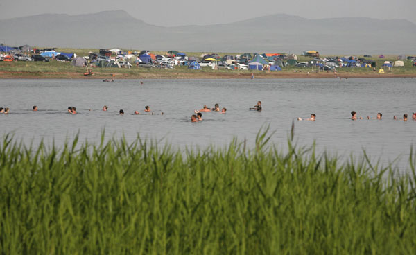 Russians enjoy black mud carnival