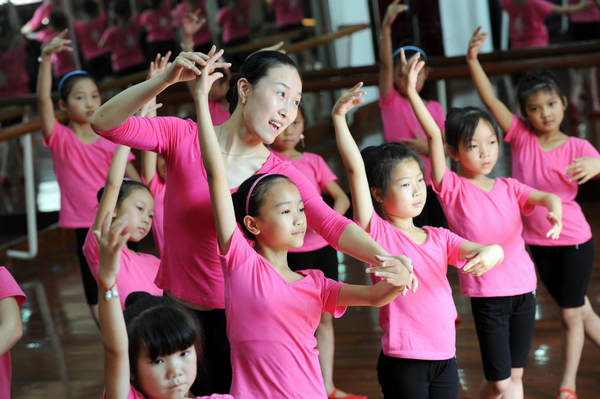 Children of migrant workers study the arts