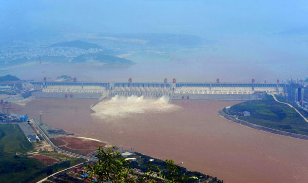 Three Gorges Dam opens sluices as water level pushed up