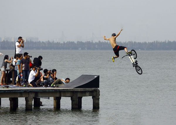 Cyclists dive into lake in C. China