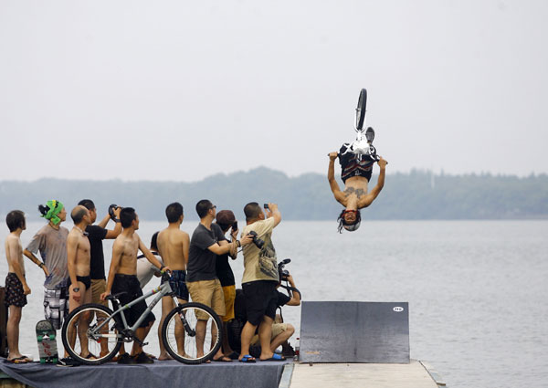 Cyclists dive into lake in C. China