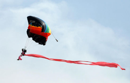 PLA parachute team performs in Xi'an