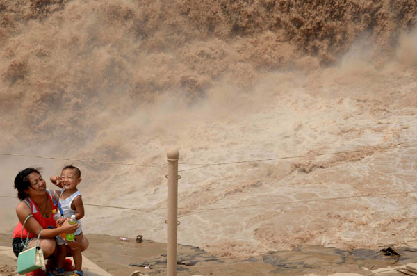 Grand waterfall attracts tourists