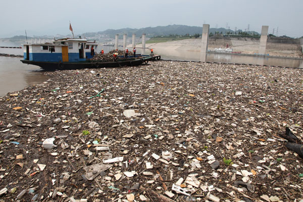 Soldiers help clear up Three Gorges Dam