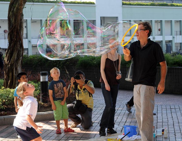 Bubble show wows Hong Kong people