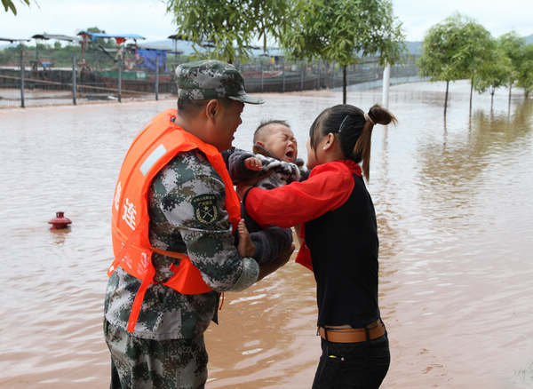 Chinese soldiers help flood evacuation in Vietnam