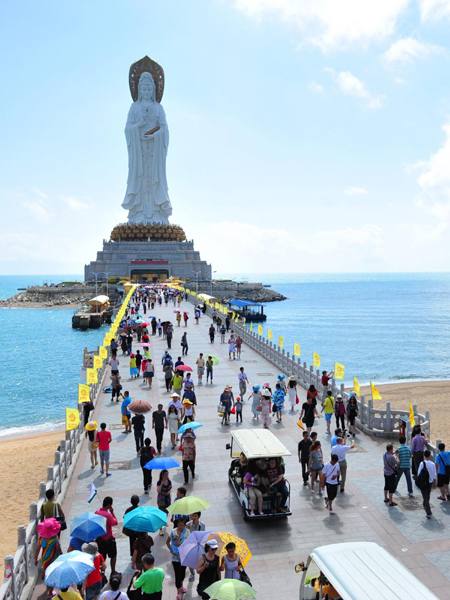 Tourists enjoy seaside in China's Hainan