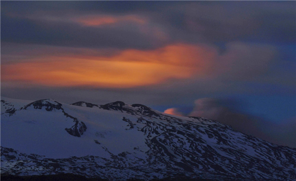 Volcano erupts on Chilean-Argentina border