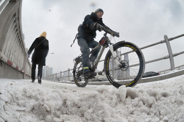 South, East China battle against snow